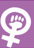 symbole femme avec poing levé sur fond violet
